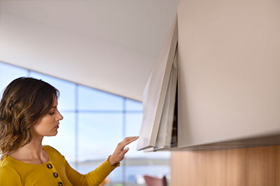 AVENTOS HK top TIP-ON Blum - поворотный подъемник,  с системой TIP-ON - открывание нажатием на фасад