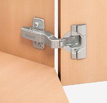 Вид на фасаде петли  BLUM полунакладной  +45°I без пружмны под TIP-ON (открывание нажатием).