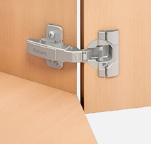 Вид на фасаде петли  BLUM полунакладной  +45°III без пружмны под TIP-ON (открывание нажатием).
